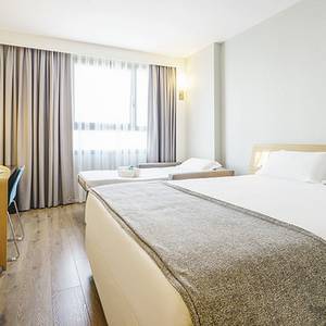 Habitación triple Hotel ILUNION Valencia 4