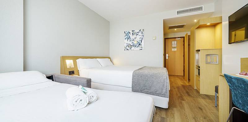 Habitación triple Hotel ILUNION Valencia 4