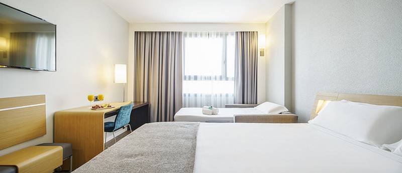 Habitación triple Hotel ILUNION Valencia 4